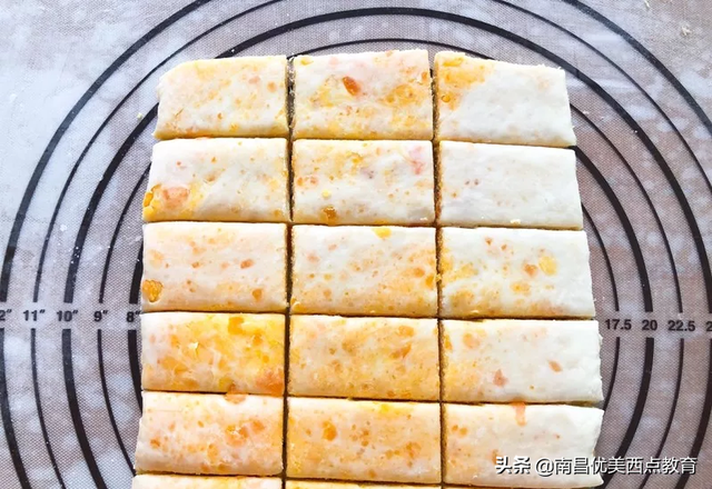 网红咸蛋黄饼干的做法，咸鸭蛋黄饼干（层次分明超级酥脆）