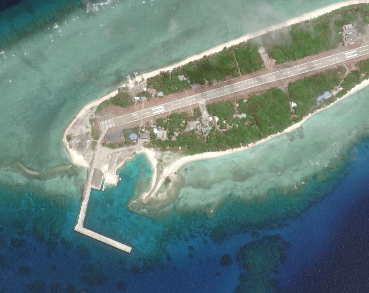 航拍太平岛，南沙群岛最大的自然岛，建有码头和机场