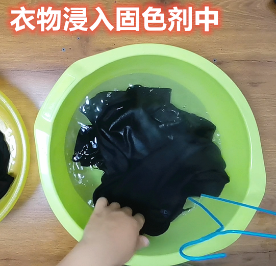 衣服褪色了怎么恢复原来的颜色，衣服掉色了怎么能恢复原来的颜色（被腐蚀褪色的衣服不要扔）