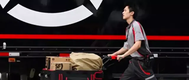 顺丰到付和现付价格一样吗，顺丰快递是不是到付（顺丰每月多花2000多万为快递小哥增收）