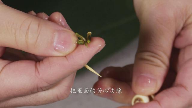 莲子羹怎么做，莲子汤怎么做（银耳莲子羹的简单做法）