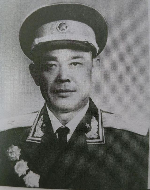 二级独立自由勋章，我军1955年颁发的是哪三种勋章（1955年授衔时南京军区第31军授衔大校以上人员的职级、勋章与薪金）