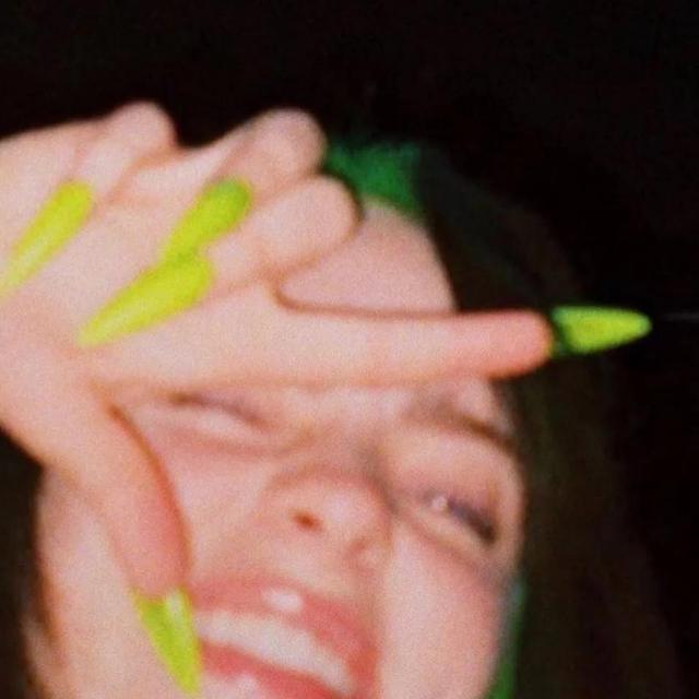 女生霸气抽烟，微信头像，女生霸气抽烟（酷女孩头像）