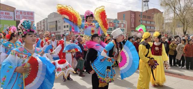 东北秧歌的风格特点，东北秧歌的风格特点是什么（东北大秧歌二人转）