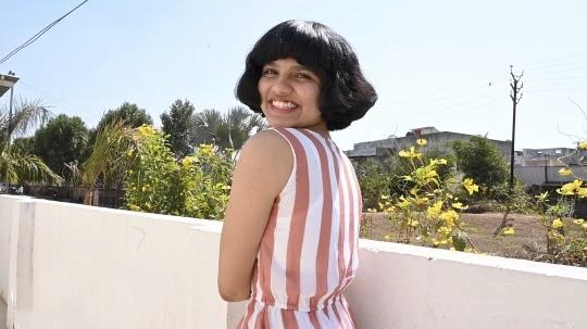 一个月头发能长十厘米，头发一个月轻松长出10CM（印度女孩10多年没剪头发）