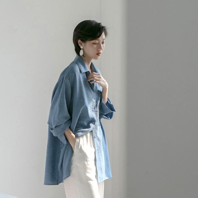 雾霾蓝显白还是显黑，雾霾蓝发色掉色过程（“雾霾蓝”可显高级感了）