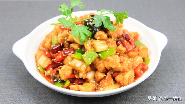 辣子鸡丁的家常做法，辣子鸡最正宗的做法不辣不柴（厨师长教你做家常辣子鸡丁）