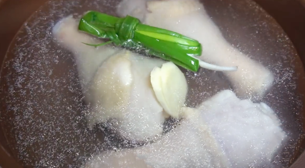 图片[2]-【懒人版葱油鸡】做法步骤图 简单又美味 2分钟学会-起舞食谱网