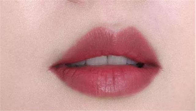 唇色深的人适合什么颜色的口红，唇色深皮肤黄适合什么颜色口红（这4个颜色很显白）