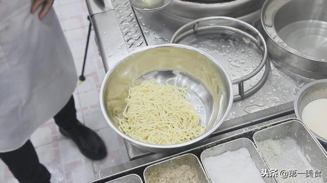 武汉热干面的做法，正宗武汉热干面酱料做法（街边5块钱一碗的热干面）