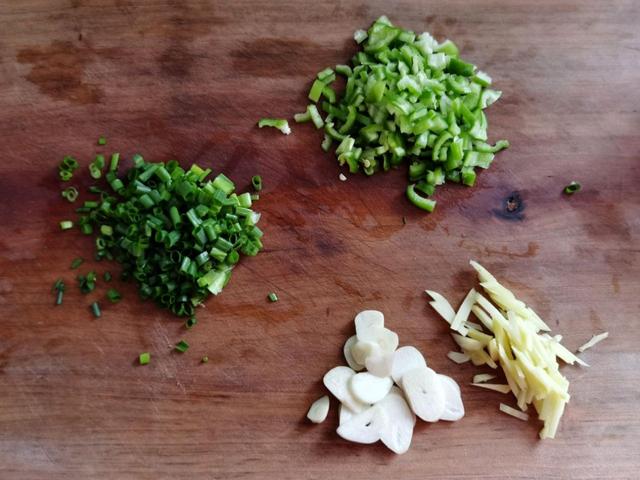 怎么炒干虾，怎样炒干虾好吃又简单（小小虾干搭配蔬菜炒一炒）