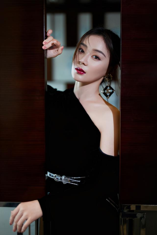 中等身材是什么样的（简直是中等身材女生的穿搭模板）