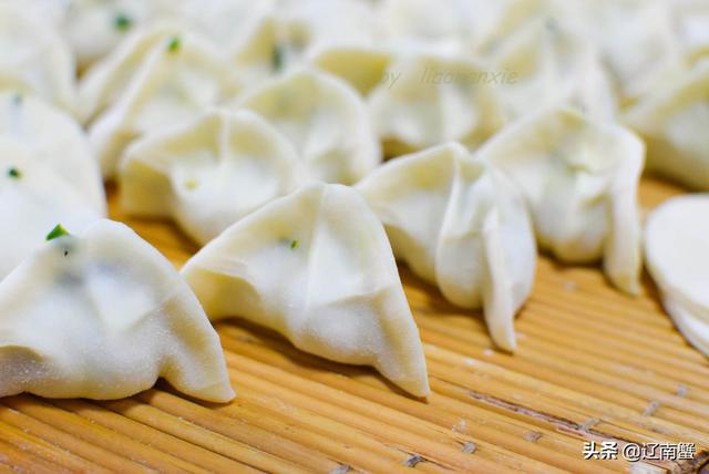 三鲜素水饺怎么做，什么叫素三鲜水饺（老妈做的素三鲜饺子）