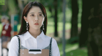 谁都别说让我一个人躲一躲歌名，谁都别说让我一个人躲一躲歌名什么意思（如今又发图裁掉另一位正主）