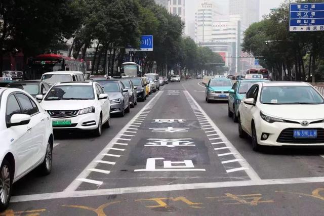 道路交通锯齿线是什么标志，路上的“锯齿”车道是什么意思
