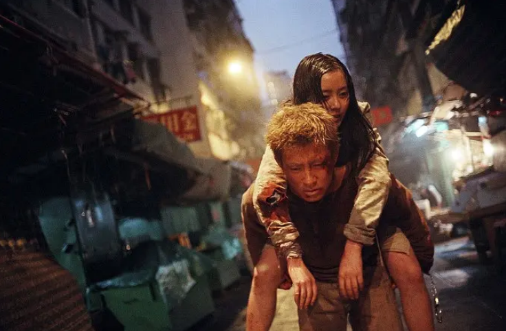 为了抓住凶手,阿伟开始变得暴躁不安,他不听从组长的指挥,还肆意殴打