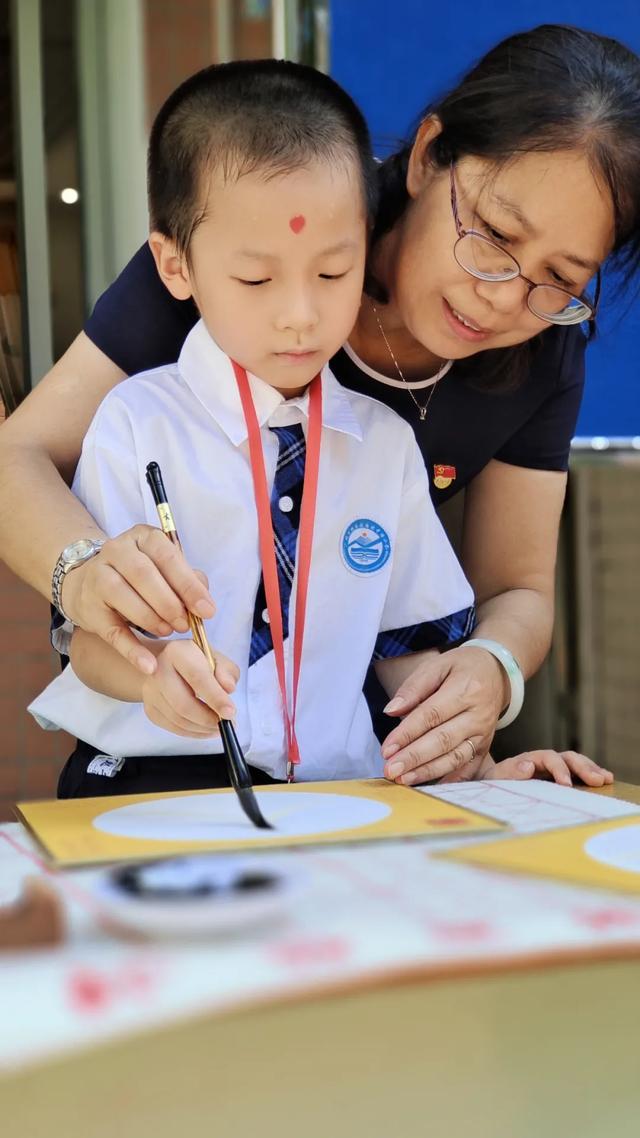 启蒙礼击鼓含义，敲锣打鼓寓意（海珠中路小学开笔礼）