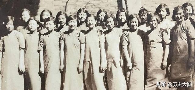 民国女学生服装，民国时期女学生校服的款式叫什么（女学生统一穿旗袍）