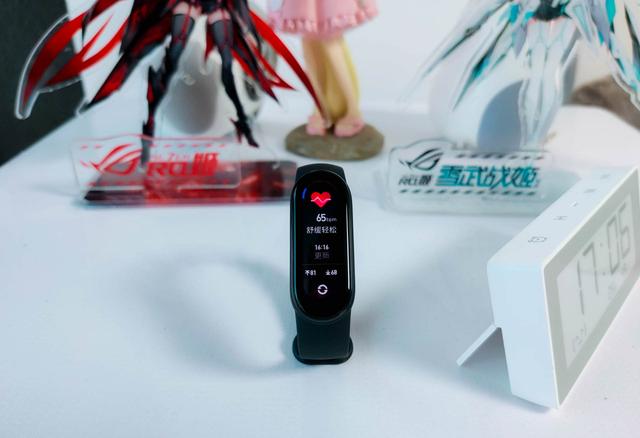 小米手环充电需要大力扣吗，小米手环使用前要不要充满电（干掉按键+血氧检测+心率监测）