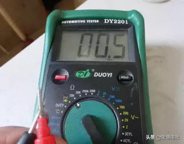 万能表怎么测电压，怎么使用万用表测电压（如何用万用表测电器是否漏电）