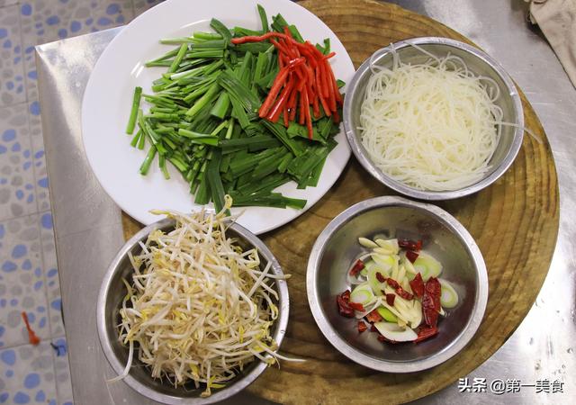 粉丝炒韭菜怎么炒，粉丝炒韭菜怎么炒好吃窍门（厨师长分享家常韭菜炒粉丝做法）