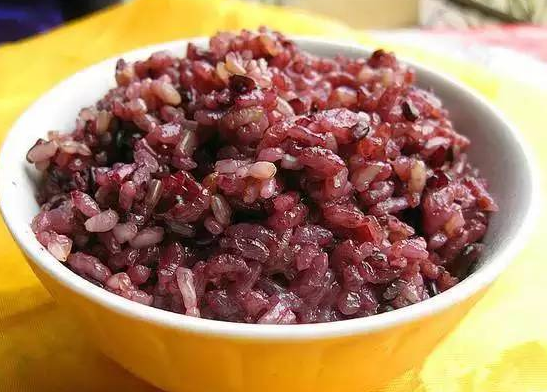 黑米不用泡直接蒸米饭能熟吗，黑米怎么蒸米饭才软（原来是少了这一步，难怪不好吃）