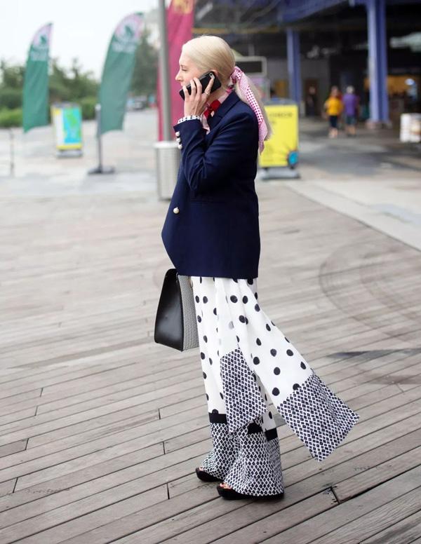 丝巾的18种系法，小丝巾的系法（丝巾12种另类系法）