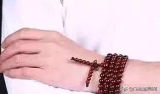 男士带手串十大禁忌，男戴银手链有什么讲究（这才是文玩手串的正确打开广式）