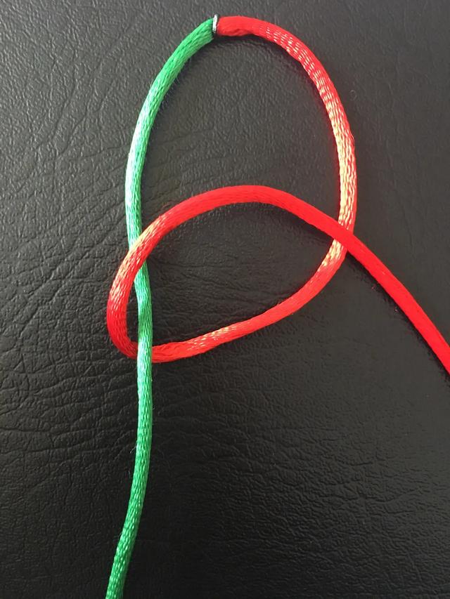 蛇结的打法很简单,常用于项链,手链等