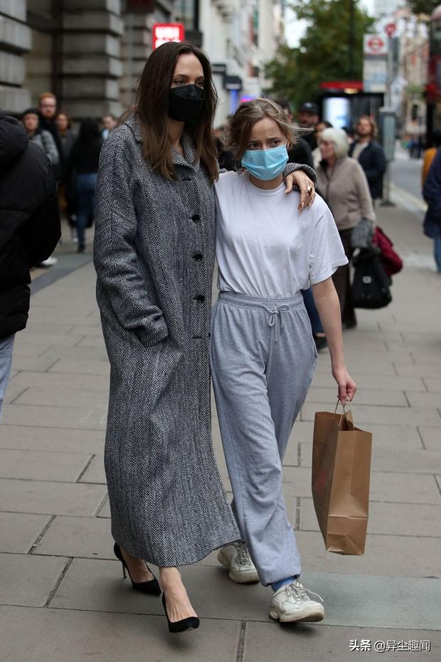 沉睡魔咒女主角女儿，沉睡魔咒哪个是女主的女儿（朱莉超Q金发小女儿13岁了长大后五官神似爸妈）