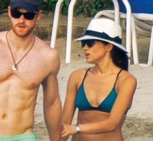 梅根多高 泳衣，梅根多高（三点式比基尼展现惊艳身材）