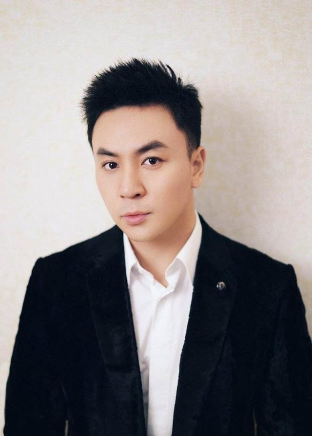 32岁释小龙近照曝光，昔日童星变型男，被曝开豪车坐实富二代身份
