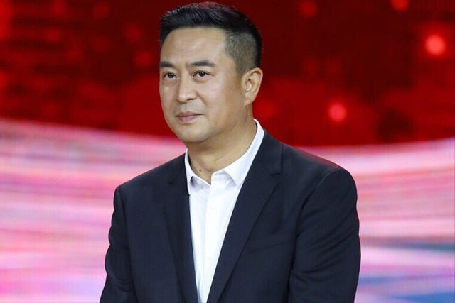 张嘉译50岁后的发型告诉我们，国字脸留小背头，显年轻更有男人味