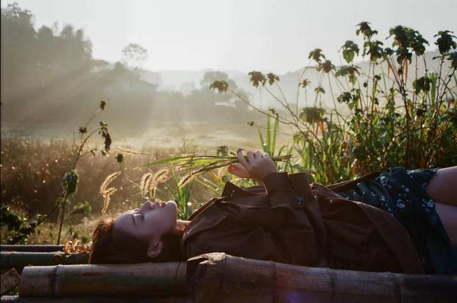 女生写真拍照姿势大全，女生写真拍照姿势大全图片（人像摄影——女生写真15个姿势）