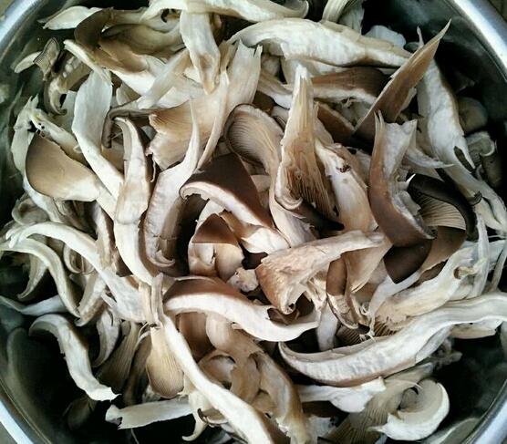图片[2]-【酸辣炒蘑菇】做法步骤图 促进骨骼生长 开春长个大高个-起舞食谱网