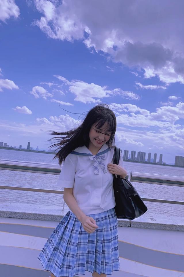 百褶裙的10种搭配方法，百褶裙子怎么搭配（怪不得女生总爱穿百褶裙）