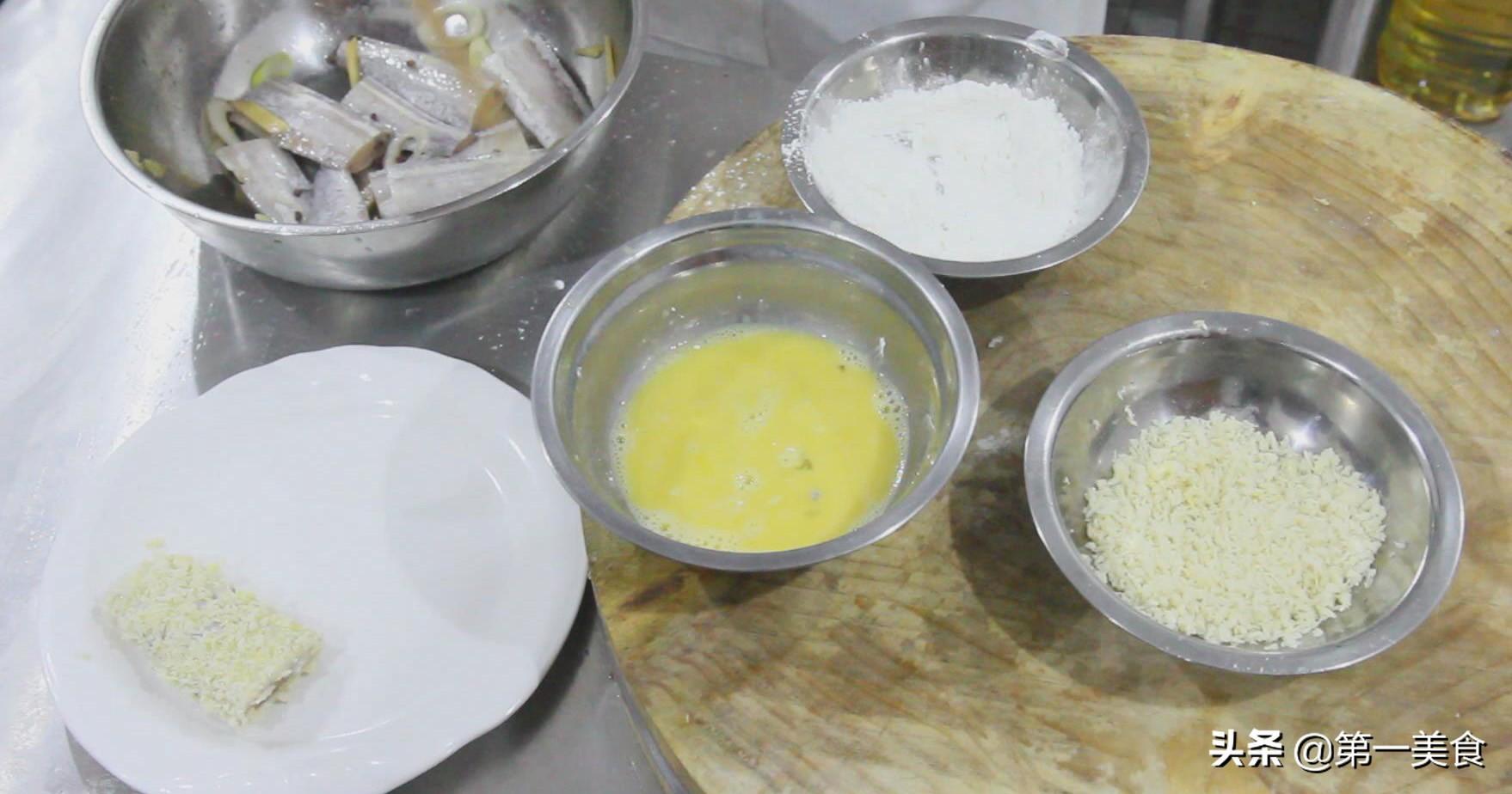 干炸带鱼的做法，大厨教你干炸带鱼的做法（原来第一步就错了）