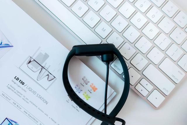 小米手环充电需要大力扣吗，小米手环使用前要不要充满电（干掉按键+血氧检测+心率监测）