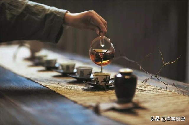 叩手礼手势图，叩手礼正确手势（倒茶时：对方敲桌子你也跟着敲）