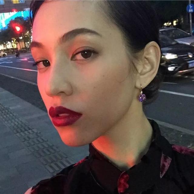 亚洲女生纯情脸，欧美女生性感身材，亚洲魔性笑容（你是高级脸还是纯情脸图片）
