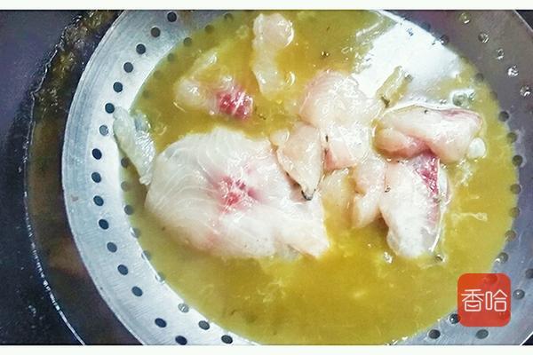 酸菜鱼火锅怎么做，酸菜火锅鱼怎么做好吃（这样做家庭版麻辣酸菜鱼火锅）