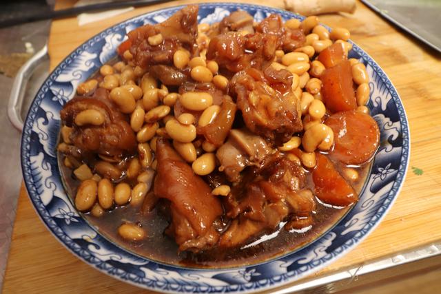 家常炖猪蹄的做法，怎样炖猪蹄才好吃又简单（第一步焯水就错了）