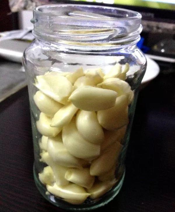 醋泡大蒜变绿色方法，立马变得绿油油