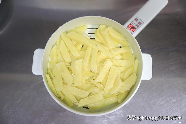 家常牛肉饼怎么做，家常牛肉饼怎么做视频（牛肉土豆别再傻傻红烧了）