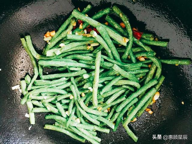 怎样做美味的豆角炒茄子，怎样做美味的豆角炒茄子好吃（茄子炒豆角最好吃家常做法）