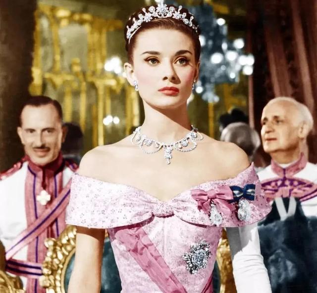 奥黛丽赫本生平简介，奥黛丽赫本一生简介（奥黛丽·赫本传奇人生）