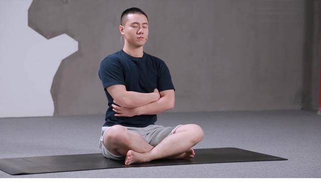 做瑜伽时怎么呼吸，做瑜伽时怎么呼吸正确（腹式呼吸和完全式呼吸的练习方法和要点）