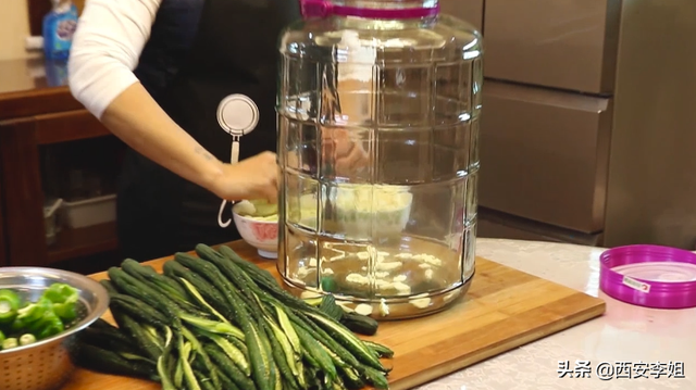 家庭怎样腌整条酸黄瓜，黄瓜怎么腌酸（二十年酱黄瓜配方首次公布）