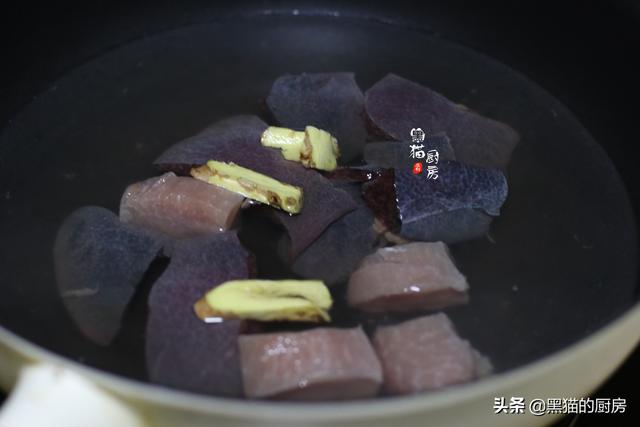 鸡骨草猪横利汤，鸡骨草煲猪横利（广东人常用它煲汤）