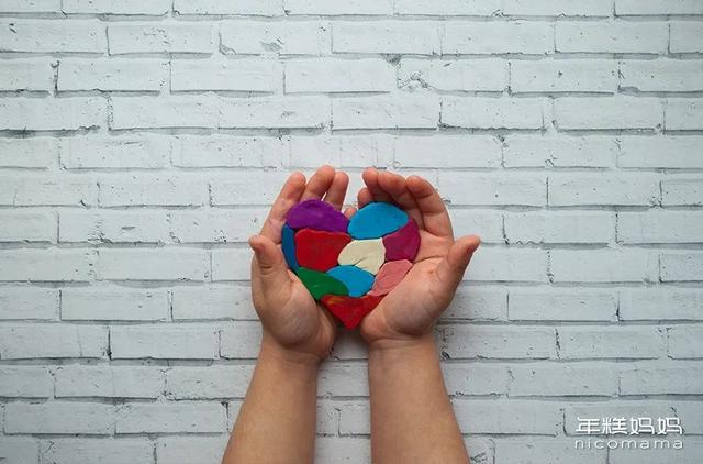 多少父母杀了自闭症，为什么大多数自闭症孩子的父母都是高学历（3个自闭症家庭的脱轨人生）